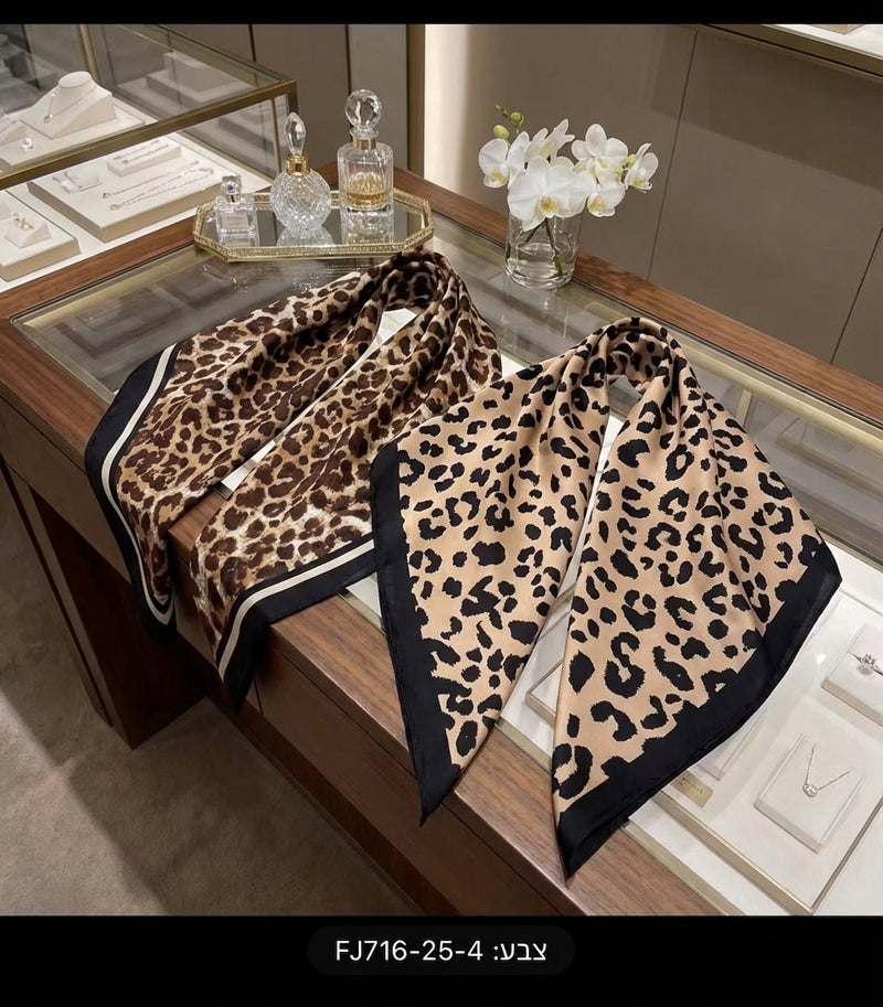 צעיף סאטן Wild Elegance בהדפס מנומר איקוני