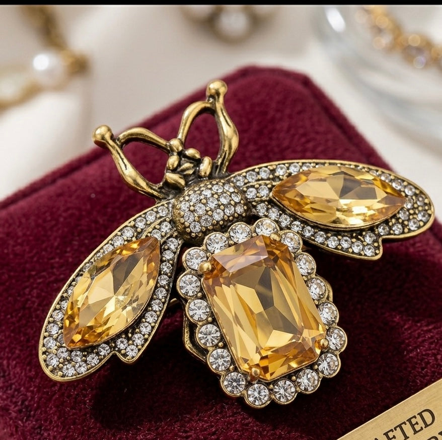 סיכת דבורה מלכותית "Royal Crystal Bee "