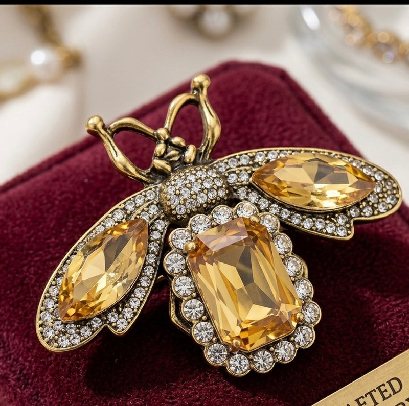 סיכת דבורה Royal Crystal Bee — הטאץ' האריסטוקרטי