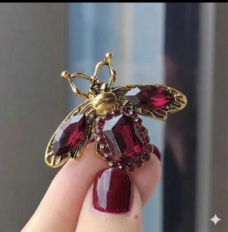 סיכת דבורה Royal Crystal Bee — הטאץ' האריסטוקרטי