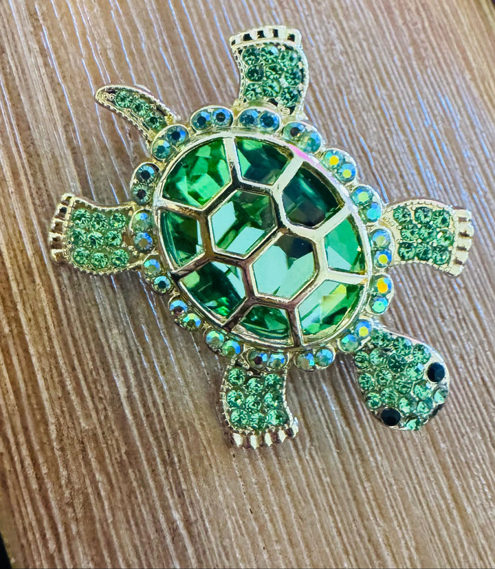 סיכת צב "Emerald Turtle" – הקסם הקטן שמשלים כל לוק