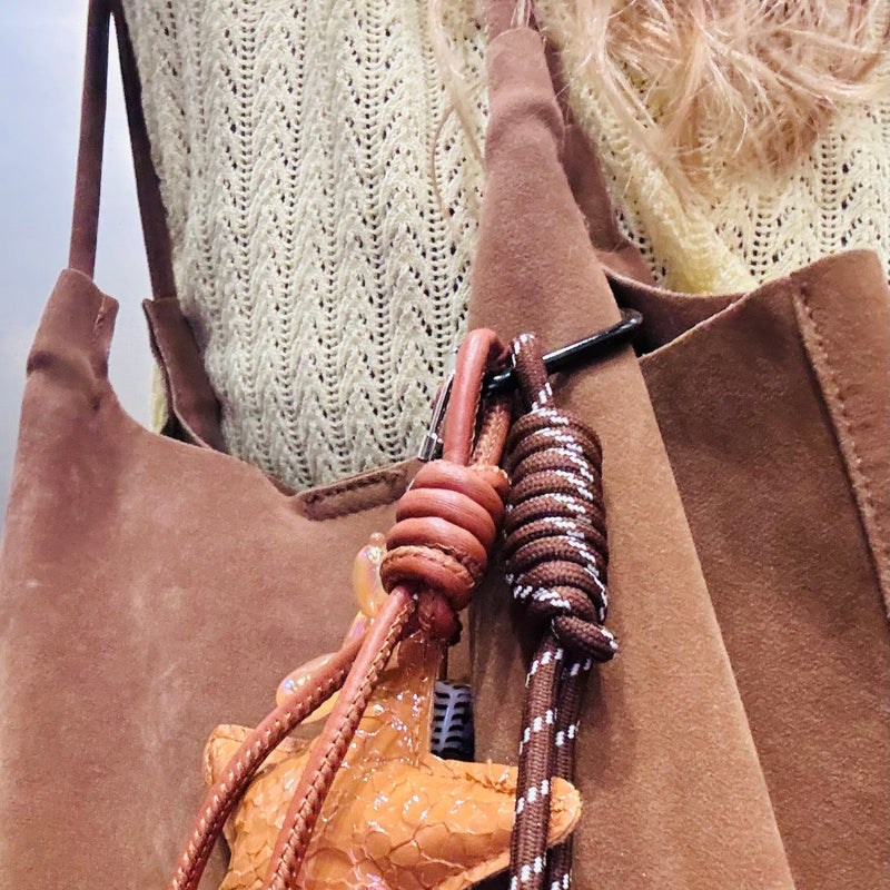 תיק STUDIO Tote בדמוי זמש טבעוני — הסטייטמנט האורבני היומיומי